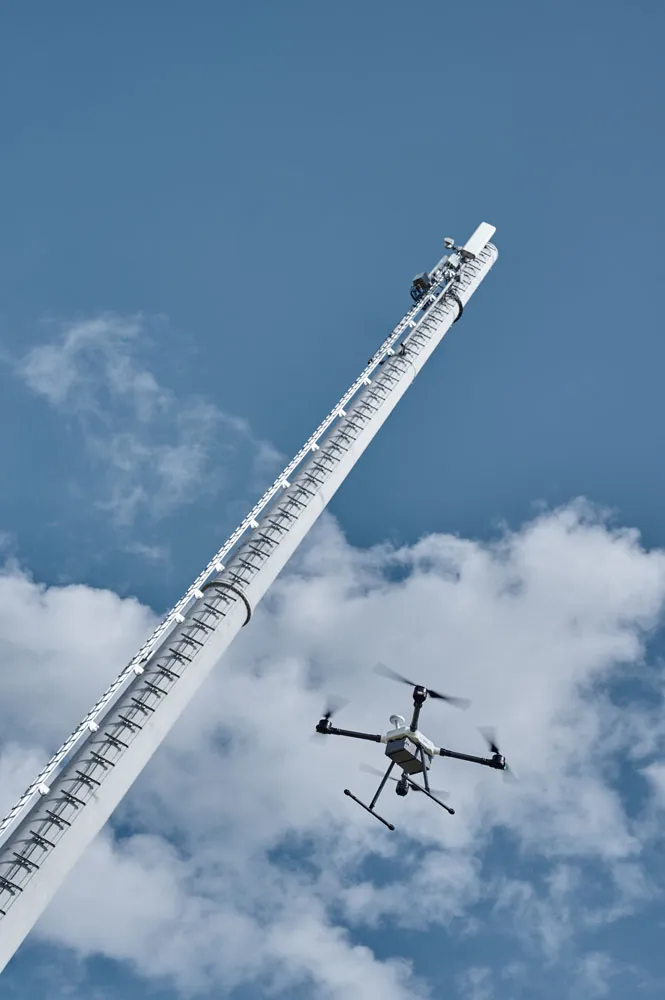 Exabotix Zelos Drone inspectant un pylône radio.